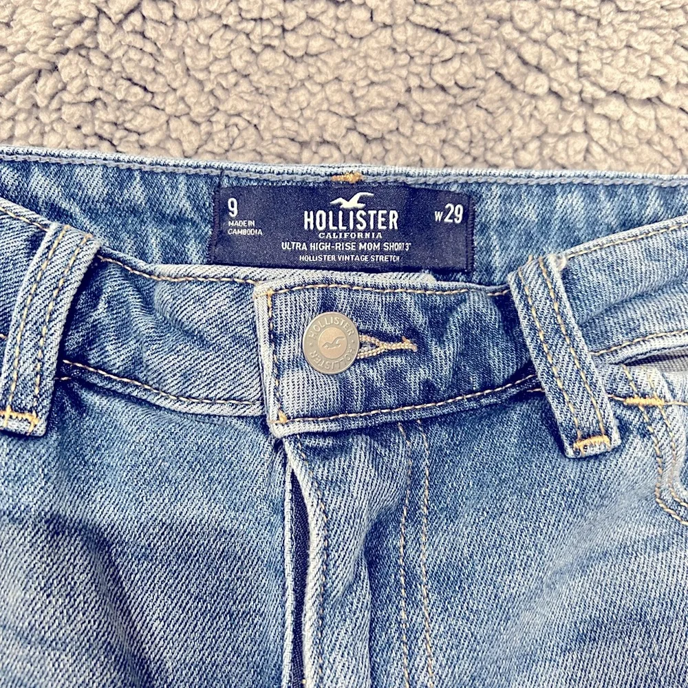 Hollister Ultra-rise Mom short 3” size 29 - Picture 2 of 3